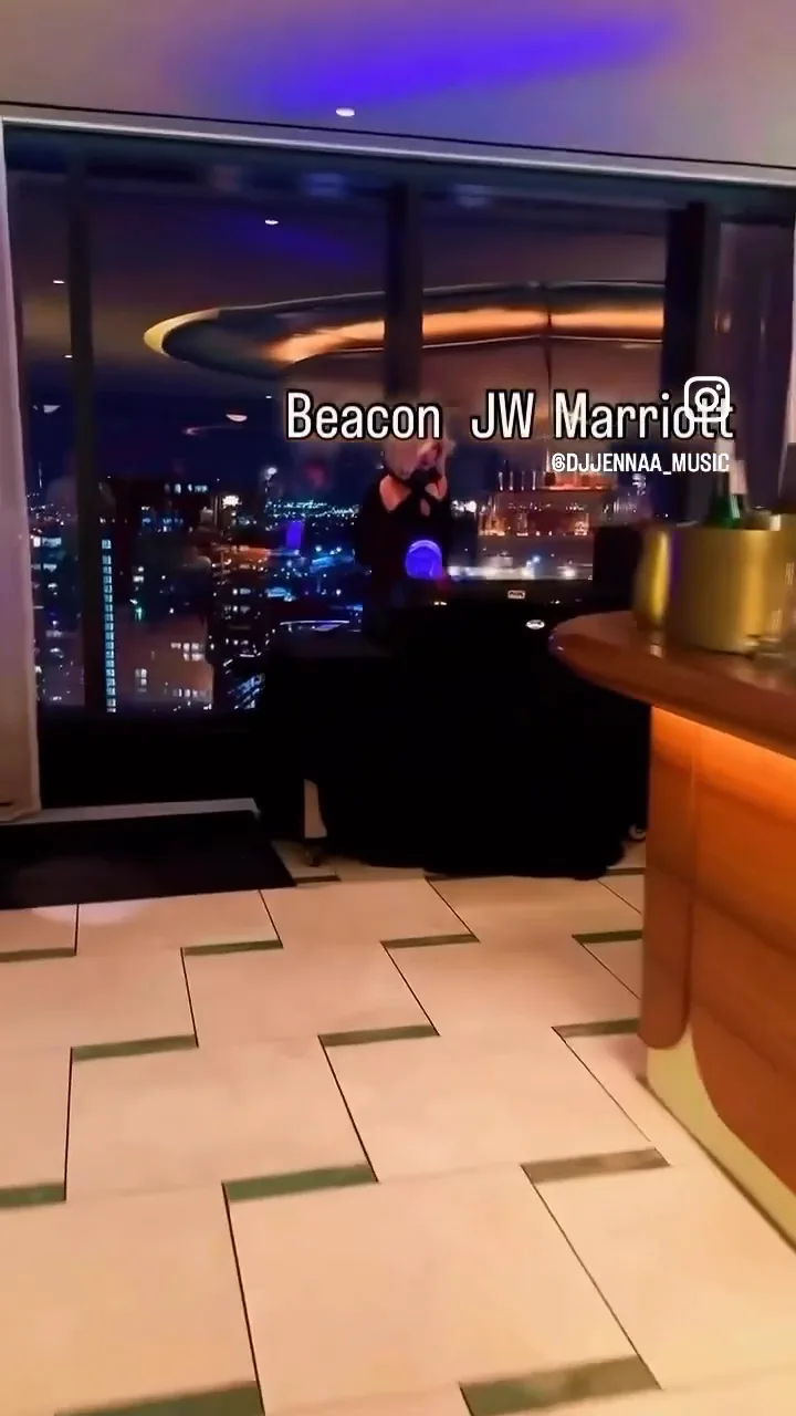 DJ Jennaa at the decks during an existing live set